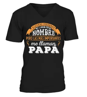 Algunas personas me llaman por mi nombre pero las más importantes me llaman Papá Camiseta cuello en V Unisex