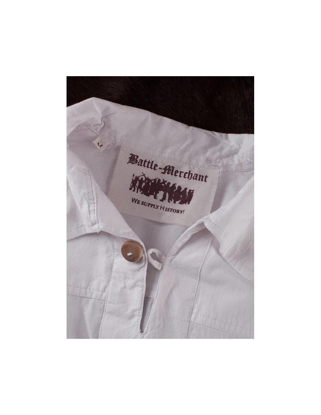 Camisa medieval blanca con botón Gotz