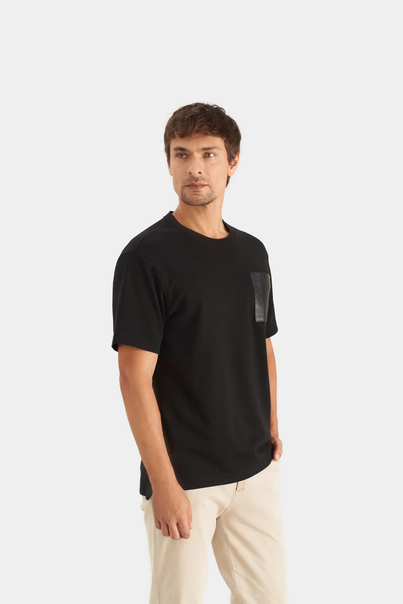 Camiseta en algodón para hombre bolsillo cuero