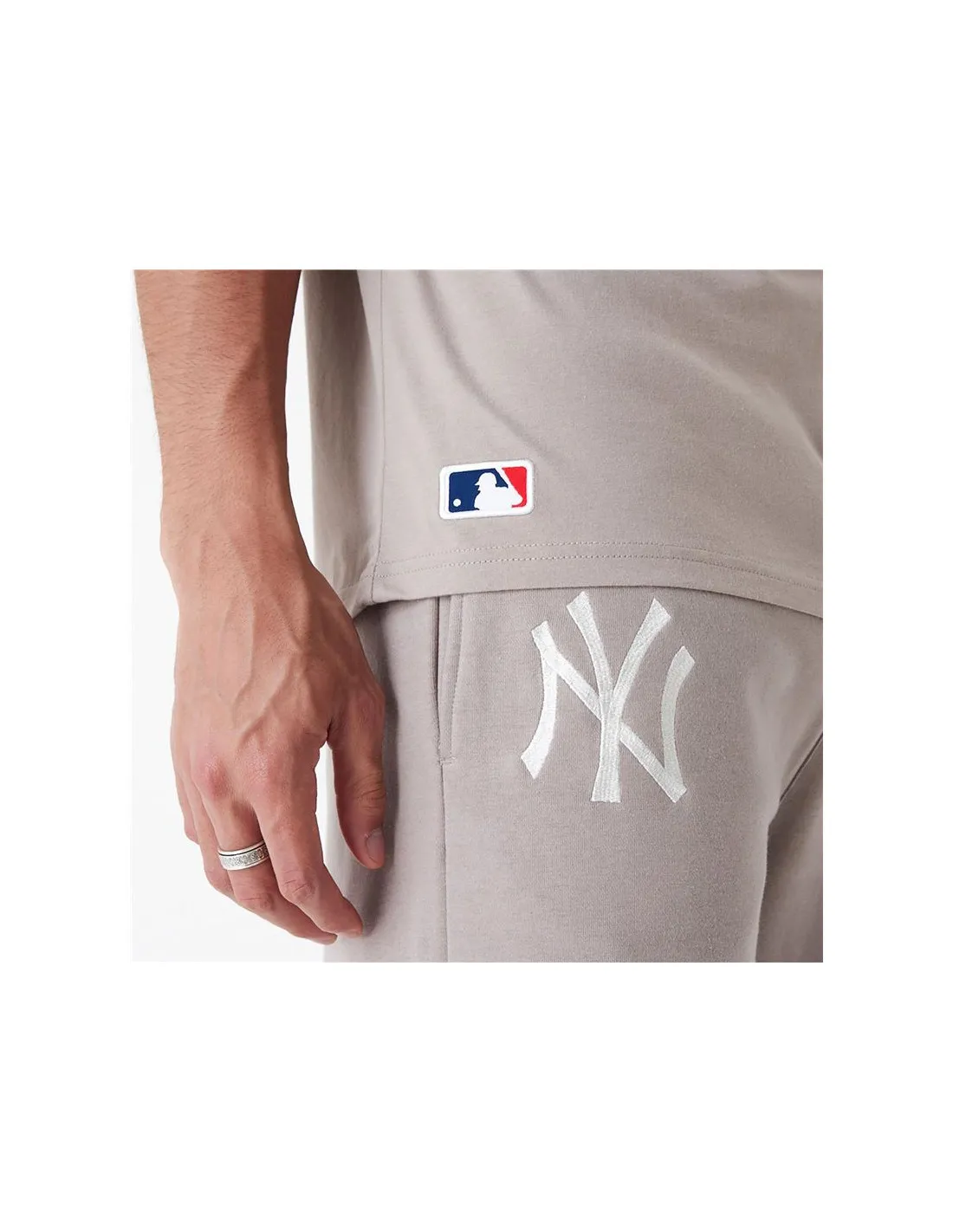 Camiseta New Era League Essentials Oversized New York Yankees Beige Unisex