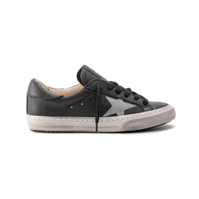 Code : 1002 Zapatilla Cuero Vacuno Negro, Aplique de estrella en cuero Aluminio, talón en cuero negro, Cordones de algodón encer