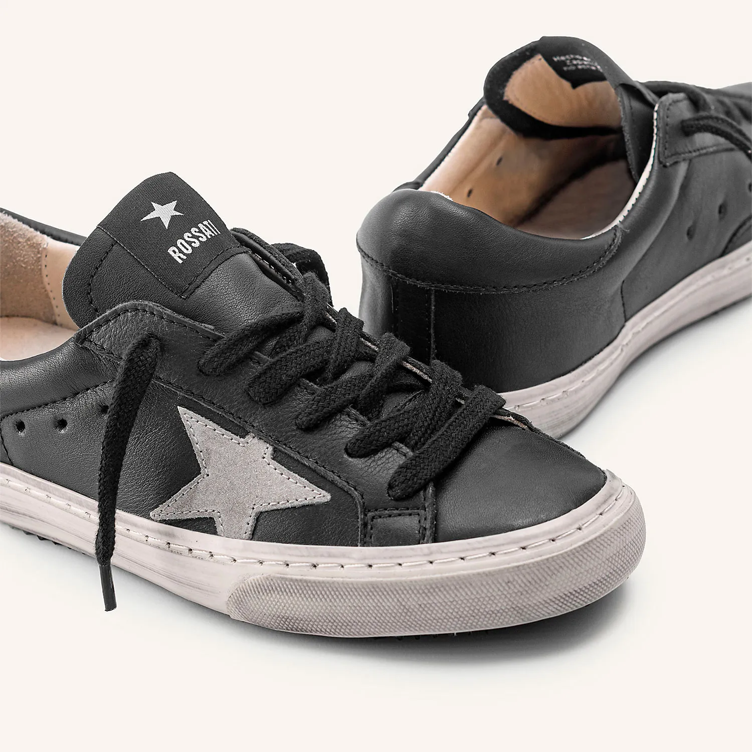 Code : 1002 Zapatilla Cuero Vacuno Negro, Aplique de estrella en cuero Aluminio, talón en cuero negro, Cordones de algodón encer