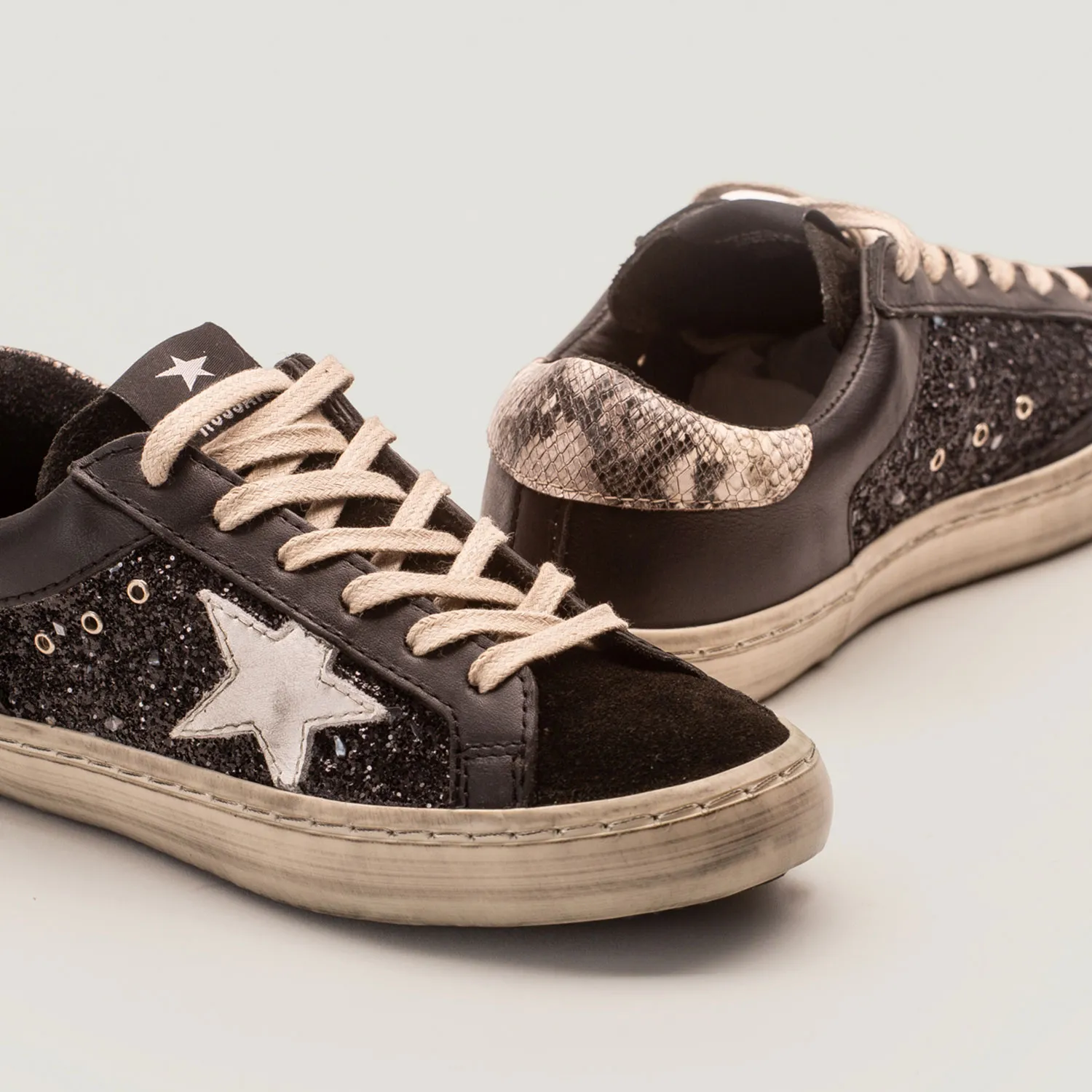 Code : 1017 Zapatilla Cuero Vacuno Negro , Capellada en gamuza Negra,  Aplique de estrella en cuero Blanco , Caña en Glitter Neg