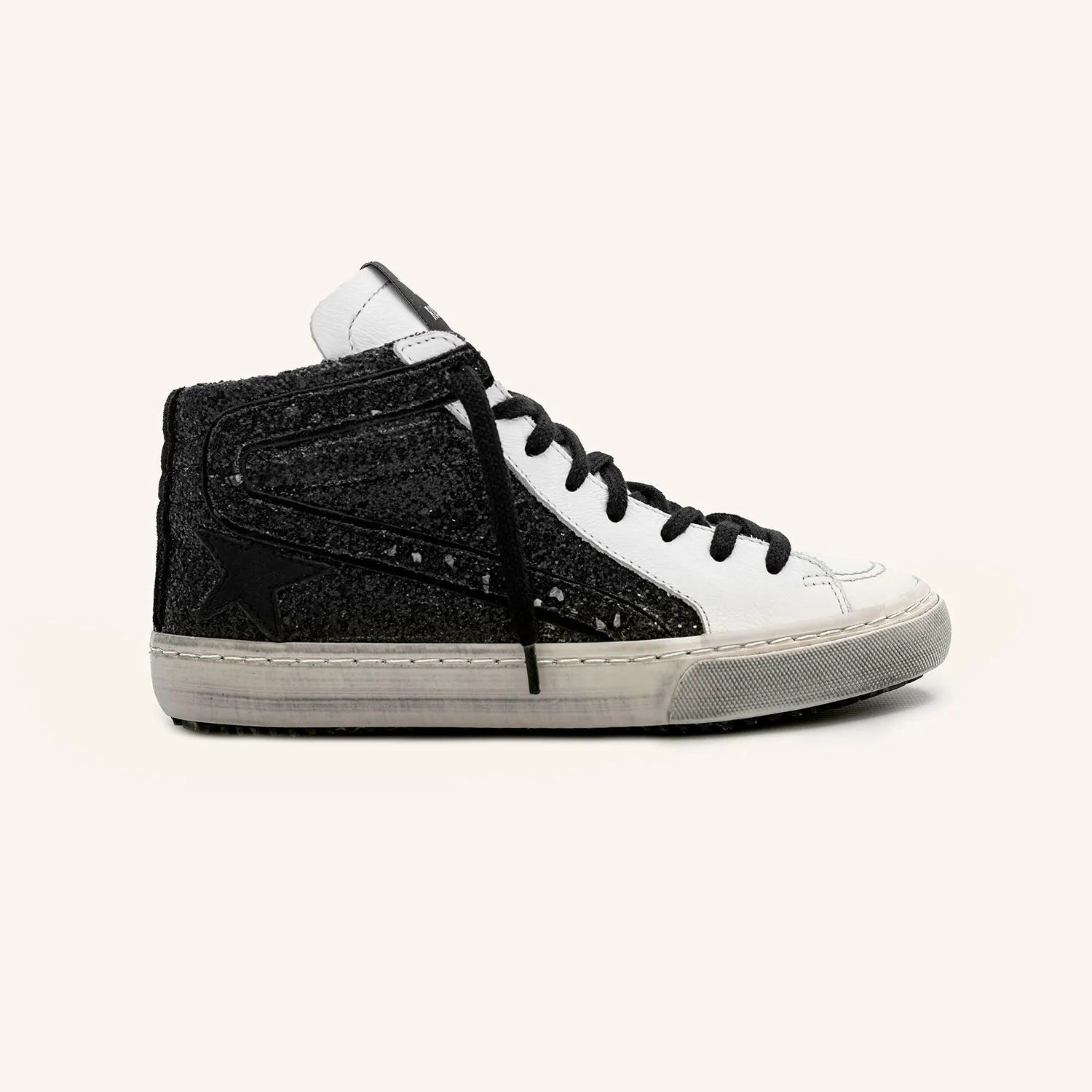 Code : 1025 Zapatilla de cuero Vacuno Blanco, Glitter negro,  Estrella cuero negro, cartera y capellada en cuero blanco, forro c