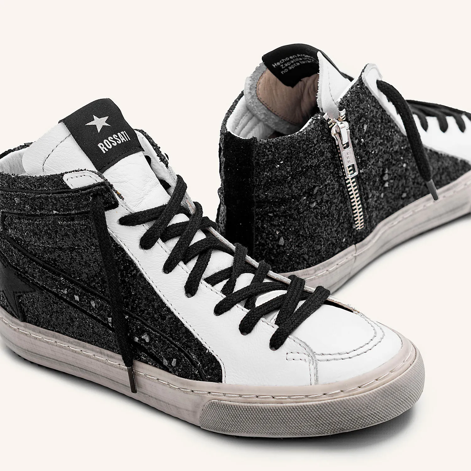 Code : 1025 Zapatilla de cuero Vacuno Blanco, Glitter negro,  Estrella cuero negro, cartera y capellada en cuero blanco, forro c