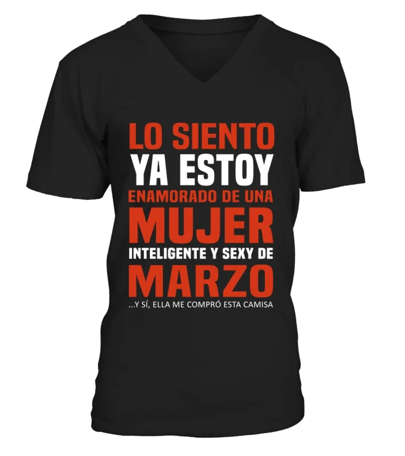 Lo siento ya estoy enamorado de una mujer inteligente y sexy de Marzo… y sí, el… Camiseta cuello en V Unisex