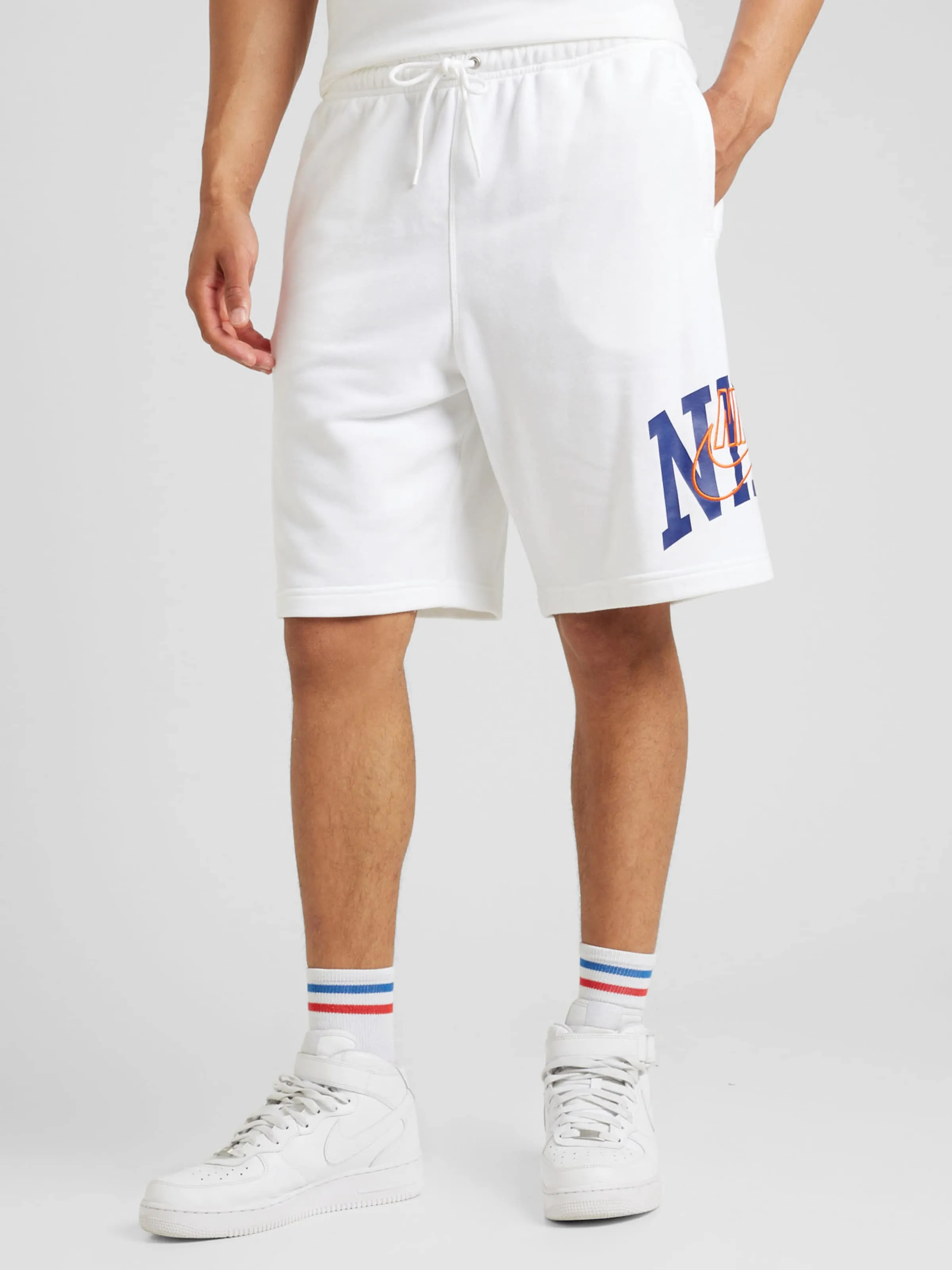 Loosefit Pantalón 'CLUB' Nike Sportswear en Blanco