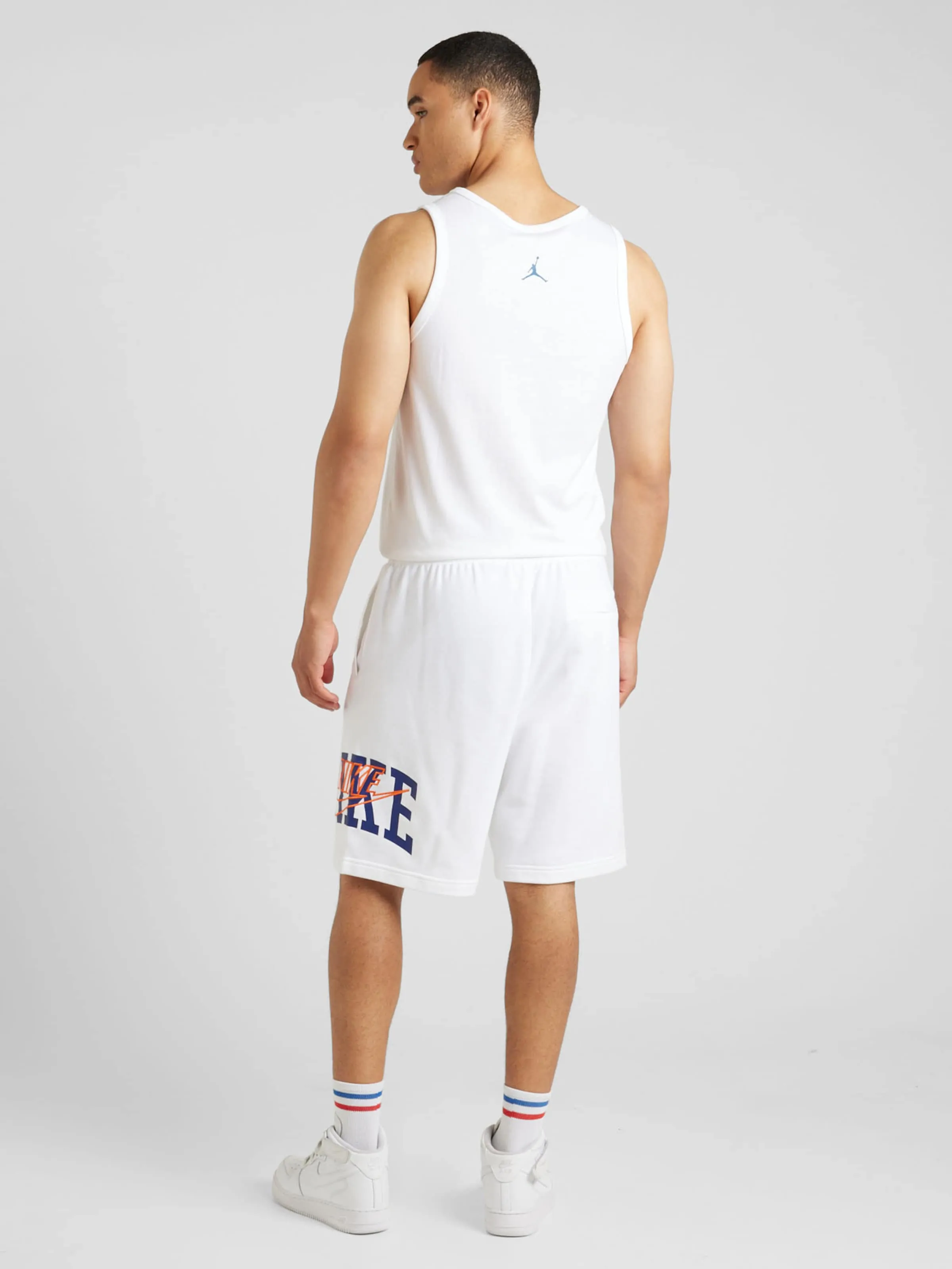 Loosefit Pantalón 'CLUB' Nike Sportswear en Blanco