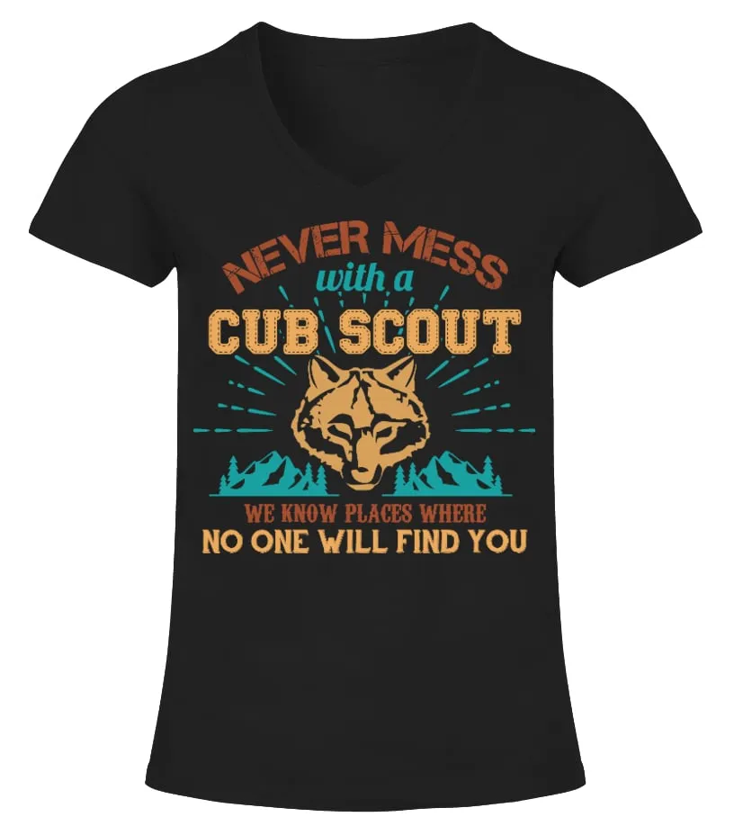 Never Mess With A Cub Scout Camiseta cuello pico Mujer