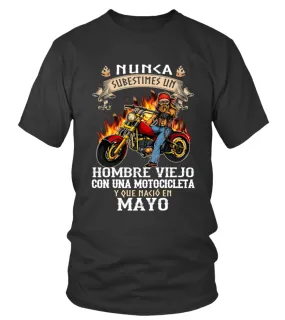 Nunca subestimes un hombre viejo con una Motocicleta y que nació en Mayo Camiseta cuello redondo Unisex