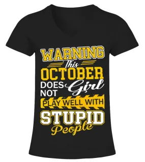 OCTOBER GIRL DOESN'T PLAY WITH STUPID PEOPLE Camiseta cuello pico Mujer