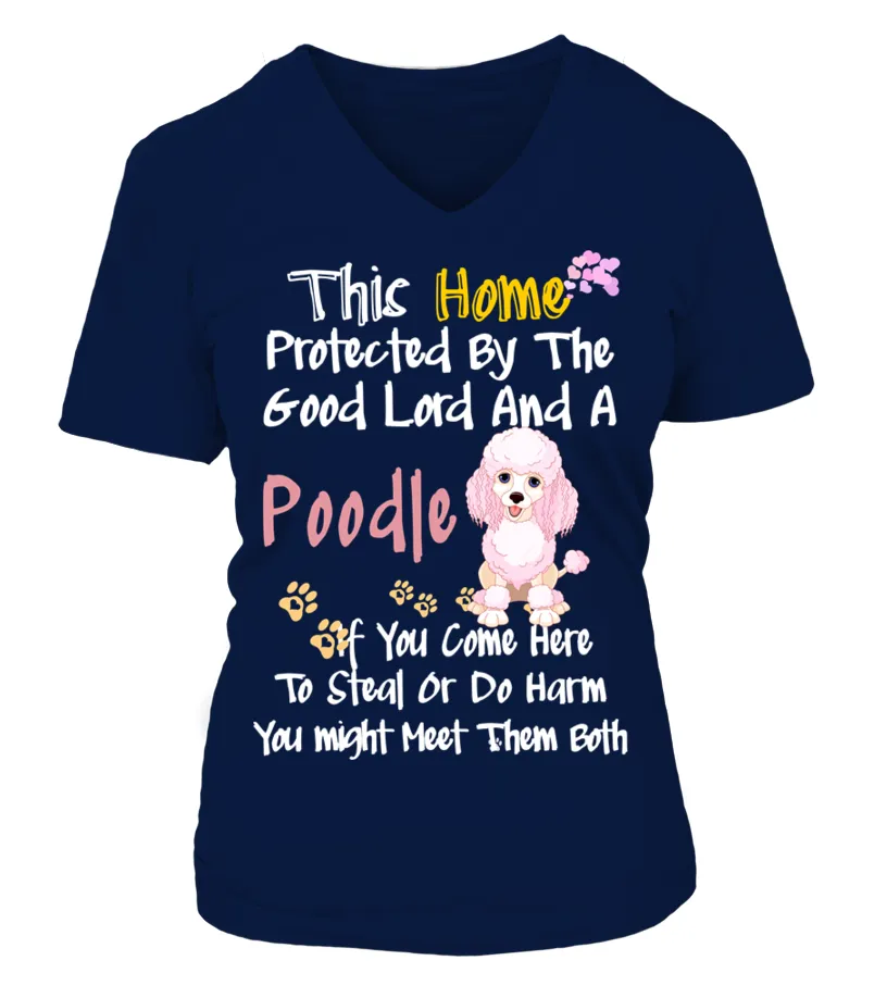 Protected Home Good Lord And A Poodle Dog Camiseta cuello pico Mujer