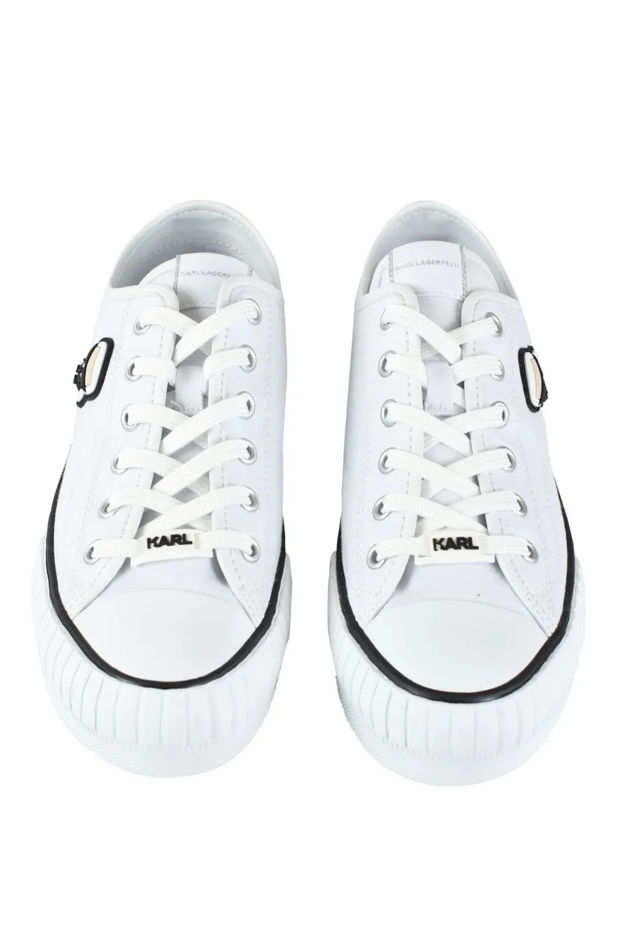 Zapatillas blancas estilo converse con logo 