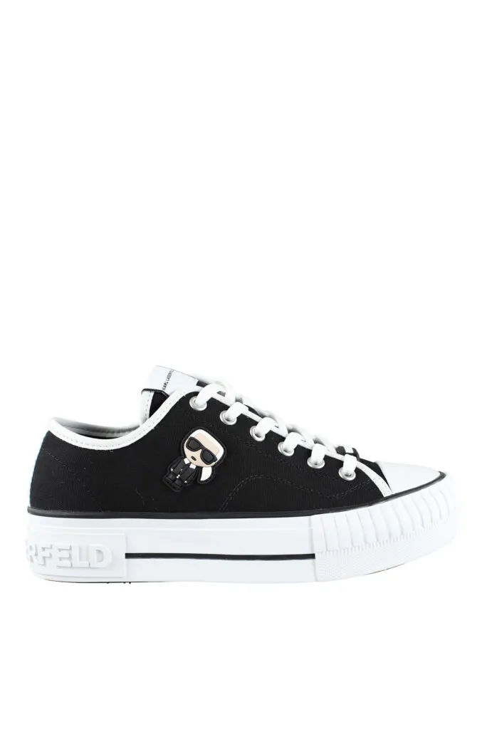 Zapatillas negras estilo converse con logo 