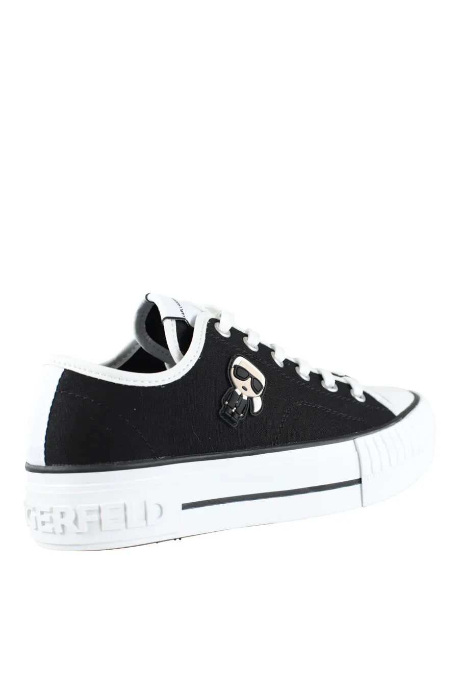 Zapatillas negras estilo converse con logo 