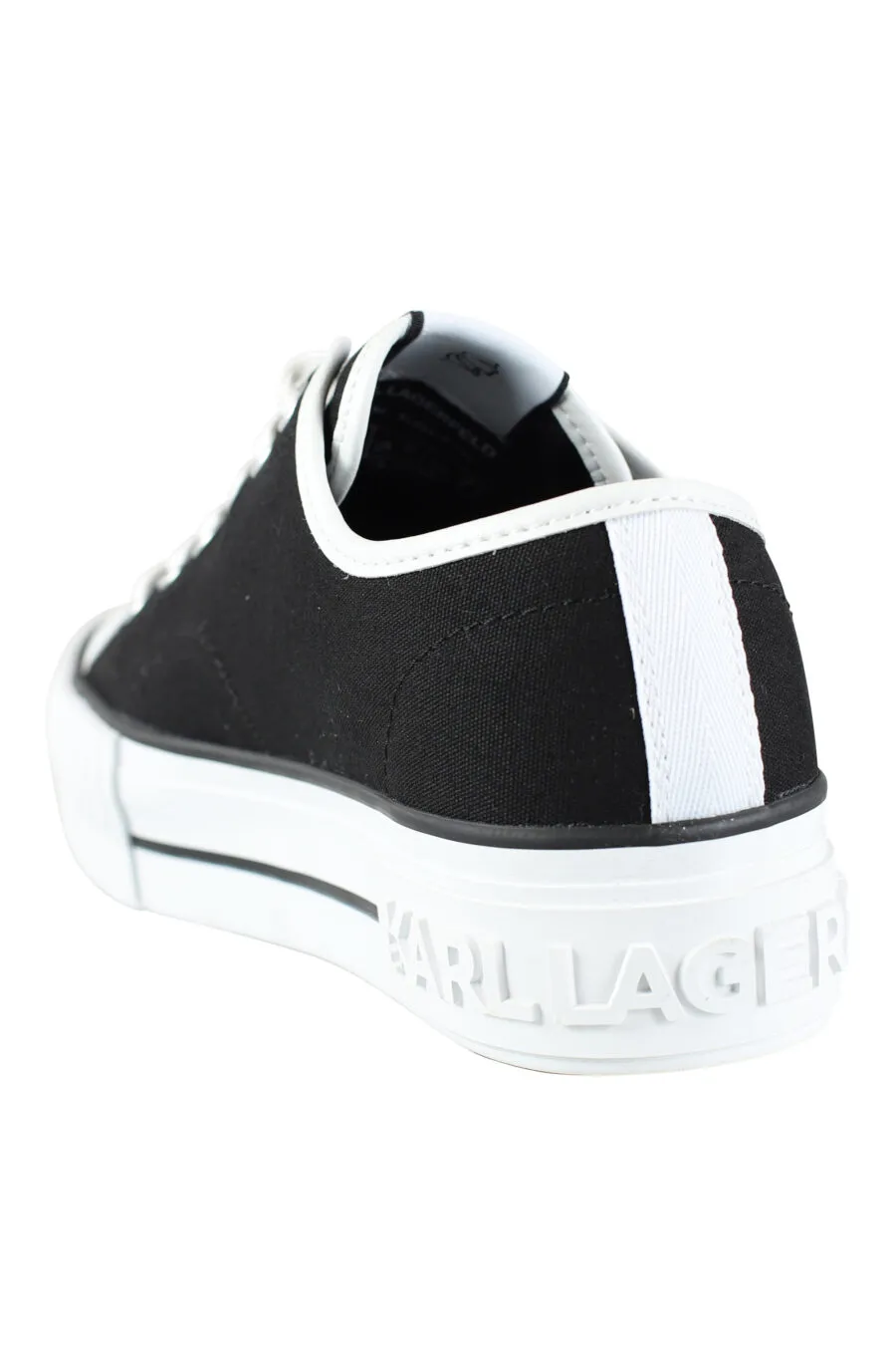 Zapatillas negras estilo converse con logo 