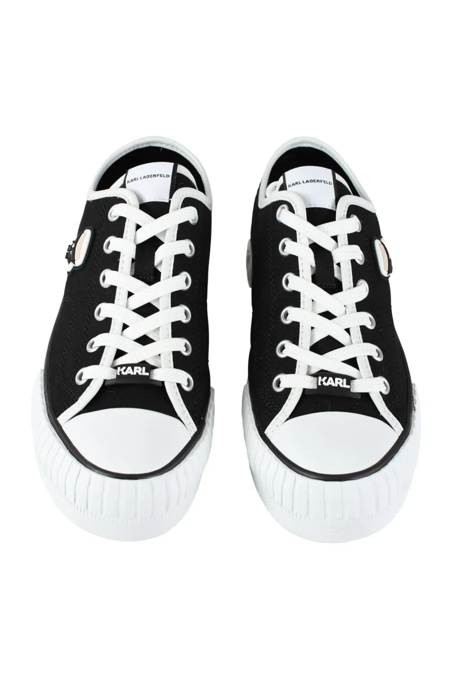 Zapatillas negras estilo converse con logo 